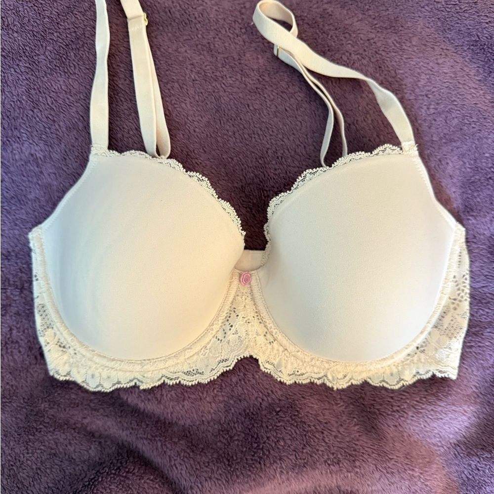Victoria’s Secret Elegant Cream Lace Trim Bra